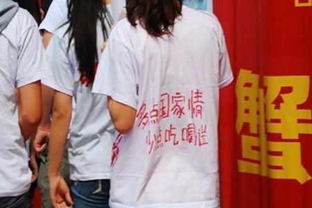 金发美女抵制阳澄湖大闸蟹进湖南
