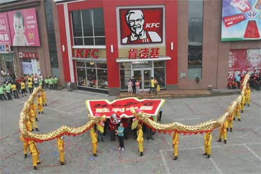肯德基W行动为中国加油300志愿者摆胜利造型