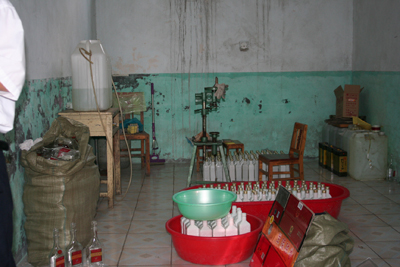 [图文]山东苍山端掉一白酒造假窝点_滚动新闻