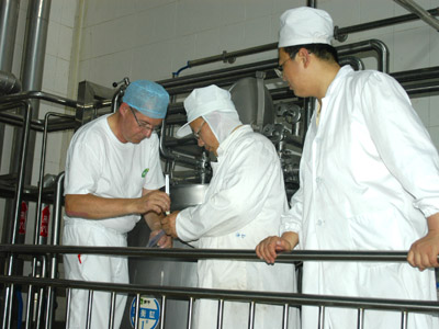 图文:国际专家指导蒙牛奶粉生产工艺_滚动新闻