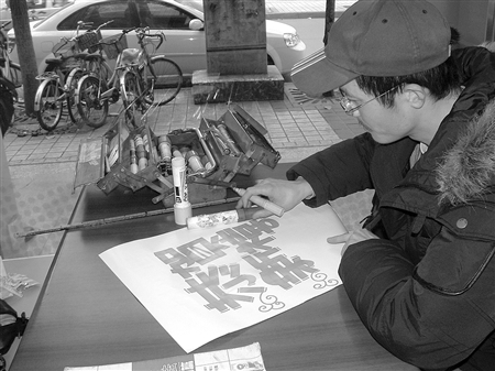 迪拜人均月收入_纽约 白领月收入(2)