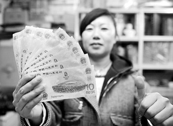 昨天在北京马甸邮币卡市场里,商户在展示北京