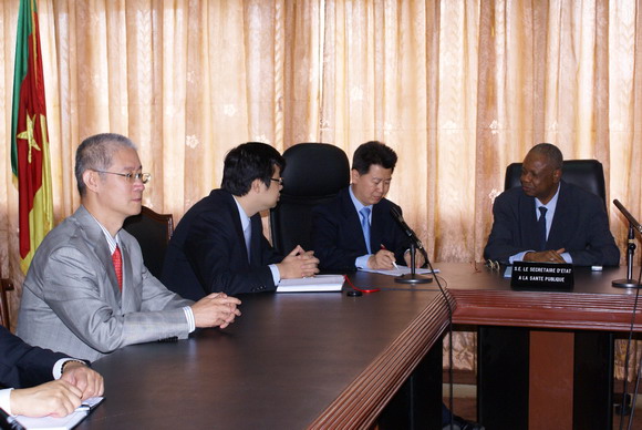 喀麦隆公共卫生部国务秘书会见中国卫生部代表