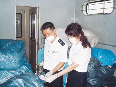 深圳局驻邮局办事处对邮政列车实施检验检疫