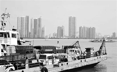 图文:武昌鲇鱼套汽渡满负荷运转_滚动新闻