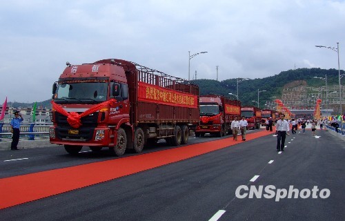 云南经济总量 越南_云南河口越南街美女(3)