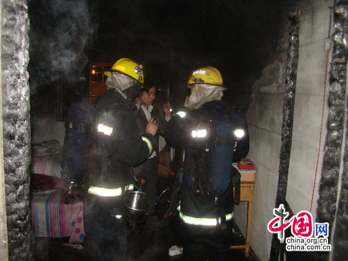 楼房起火25人被困 浙江东阳消防奋勇营救_滚动