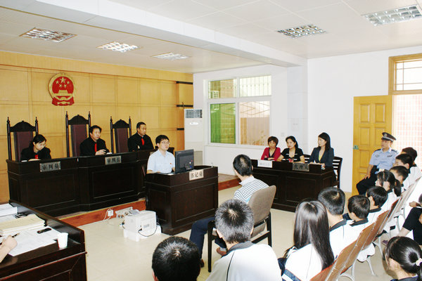 15名聋哑学生旬阳法院旁听庭审接受警示教育