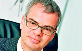 �ֶ��ָ߲�������CEO���δ��ڱ������ܲ�