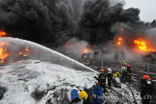 大连输油管爆炸起火扑救纪实转动8万次关闭阀门