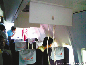 fm809航班弹出的氧气面罩
