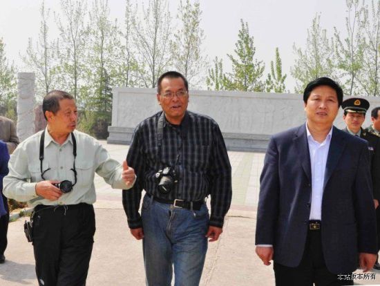 粟裕之子<em>粟戎生</em>、叶飞之子叶小崎到我县祭拜粟
