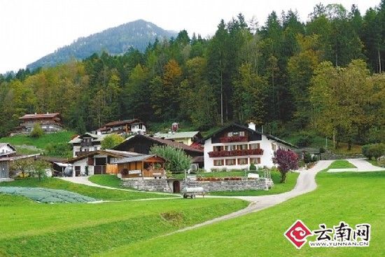 在德国阿尔卑斯山区的城镇,一些房子融在绿色中。 十月,我们踏访德国。在这个诞生了无数文化巨匠的地方,我们着迷的是它南部山区的小镇。 小镇玲珑,房高不超三层,路宽不逾五米,咖啡屋拐弯即是,便当店抬眼可见,一个或几个组团间还有规模不小的超市、品牌店,奔驰、宝马车赫然在售。百年遗迹与现代气息交织,既显坚守的傲骨,又见变迁的纹理。偶见摩托风一样吹过年轻的气息,更喜欢看几对老年人在咖啡店里品着时光的余味。在这样的小镇,真想提前老去,提前把生命泡在这坛微醺的酒里。 在这里,时间是透明的过客,而人,是幸