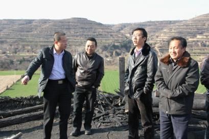 白水县煤炭局局长刘岳峰与其他领导逐矿验收煤