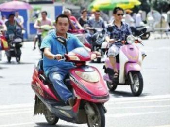 网传骑电动车需考驾照 多地称未出台相关规定