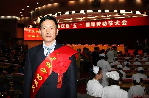 青岛啤酒五厂包装部部长王振竹在领奖现场