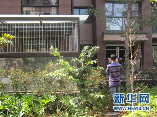 规划局工作人员现场取证 规划局工作人员现场取证