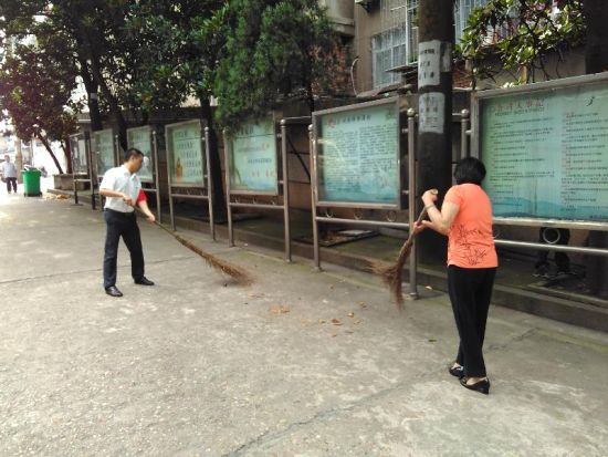 党员进社区踏实做公仆