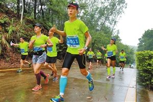 深圳龙岗半程马拉松赛今日鸣枪开跑_滚动新闻