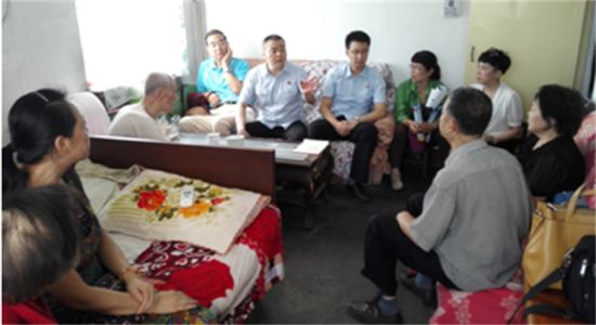 西安碑林区法院法官送法进社区 入户调解暖人