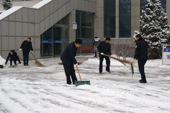 朔州市朔城区法院扫雪便民提服务