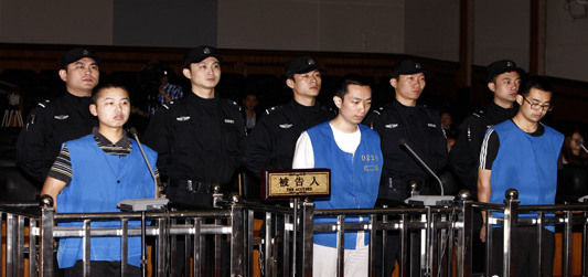 从犯王伟,王安安均被驳回上诉,维持原判.2011年12月1日17时30