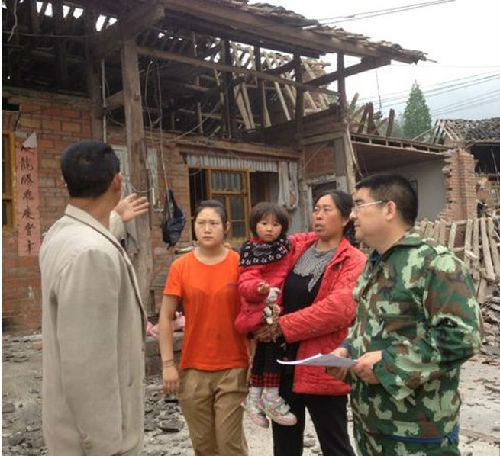 雅安地震:陈光标将30万现金分发给灾民(组图)_