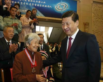 习近平致敬农民将军甘祖昌夫人:革命精神要传承_焦点透视_新浪财经_新浪网
