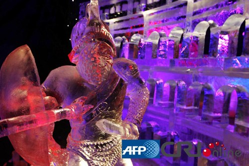法国巴黎冰雕艺术展上演“冰雪魔法世界”(组图)