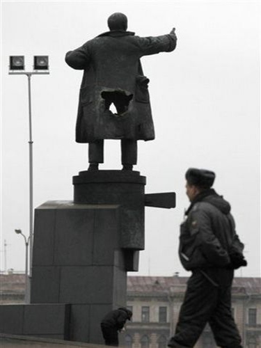 专家拆除圣彼得堡被炸列宁像 修复或需一年(图)
