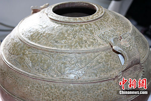 西安西汉列侯墓出土珍贵瓷罐 绘罕见九头鸟图案