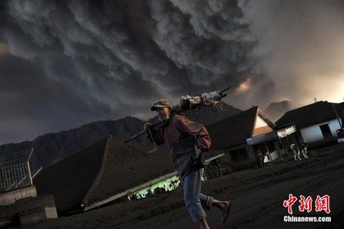 印尼东爪哇婆罗摩火山再度喷发 当地旅游业陷瘫痪
