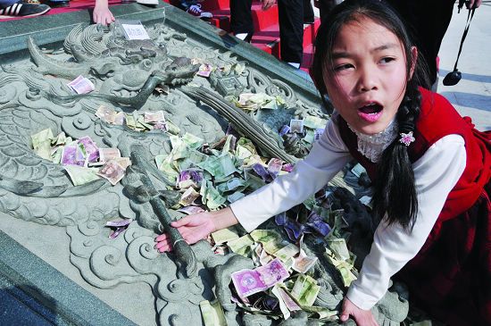 新春南宁市民热闹游孔庙 民间祭孔有讲究(组图)
