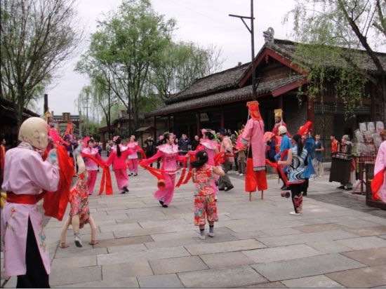 清明上河图景区举办第四届清明“踏青节”(图)