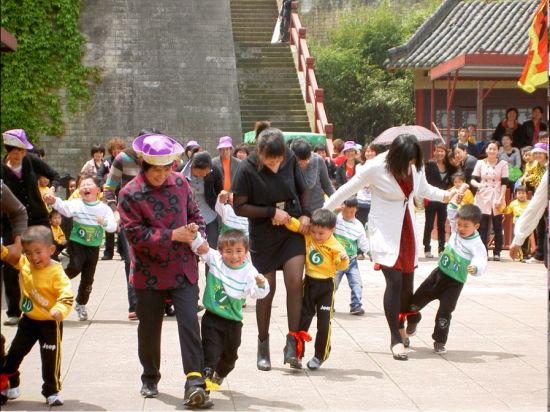 清明上河图景区举办第四届清明“踏青节”(图)
