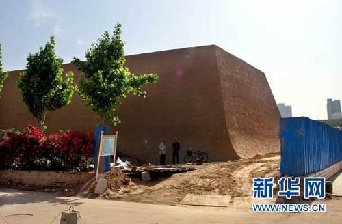 河南郑州闹市复原商代古城墙引争议(图)