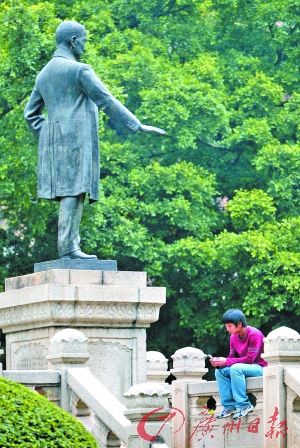 广东:数座孙中山铜像 缘何“百变”模样(组图)