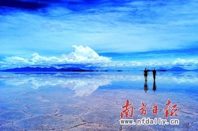 这里的湖面像镜子一样,反射出的倒影美丽得让人窒息。 乌尤尼盐沼:照进天堂的美色(组图)