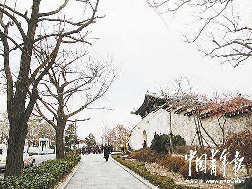 夕阳下的景福宫神武门外 慢游首尔:心情怎样风景就怎样(图)