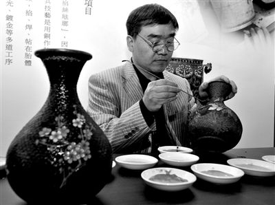 钟连胜展示景泰蓝制作技艺。 “2012年北京文化周”台北秀“非遗”(图)