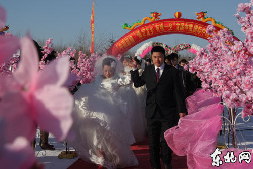 新人入场。东北网记者 李倩 摄 黑龙江:二月二 二十二对新人“龙乡”结龙缘