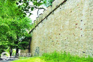 布拉格有座“饥饿长城” 布拉格有座“饥饿长城”(图)