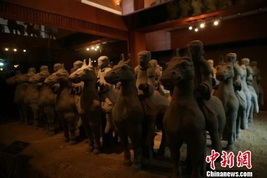 徐州汉文化景区内的兵马俑展示区。 吴瞳 摄 徐州欲建淮海经济区旅游中心城市(图)