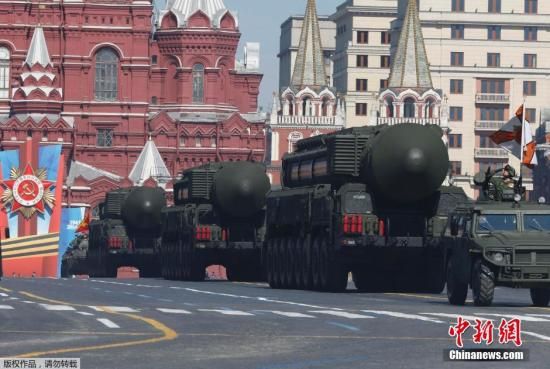 　　资料图：2014年5月9日，俄罗斯举行纪念卫国战争胜利69周年的阅兵式，俄罗斯总统普京出席。