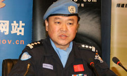 ��ά�Ͷ�Աִ������ʱ������ǹϮ��