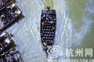 大连市金石滩,捞油人在船上,被油桶包围。 大连市金石滩,捞油人在船上,被油桶包围。