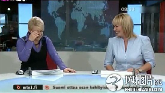 芬兰女主播直播台上摔倒 爬起后竟笑场不止