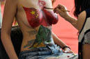 南京房展会现“爱国”主题人体彩绘