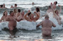 英国海滩200人集体裸泳欲打破世界纪录