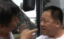 公交司机因老人下车速度慢对其辱骂